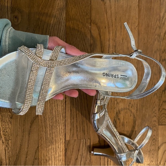 Call it Spring Silver Sparkle Dazzle Pretty Size 7 Heel With Strap - Picture 2 of 5